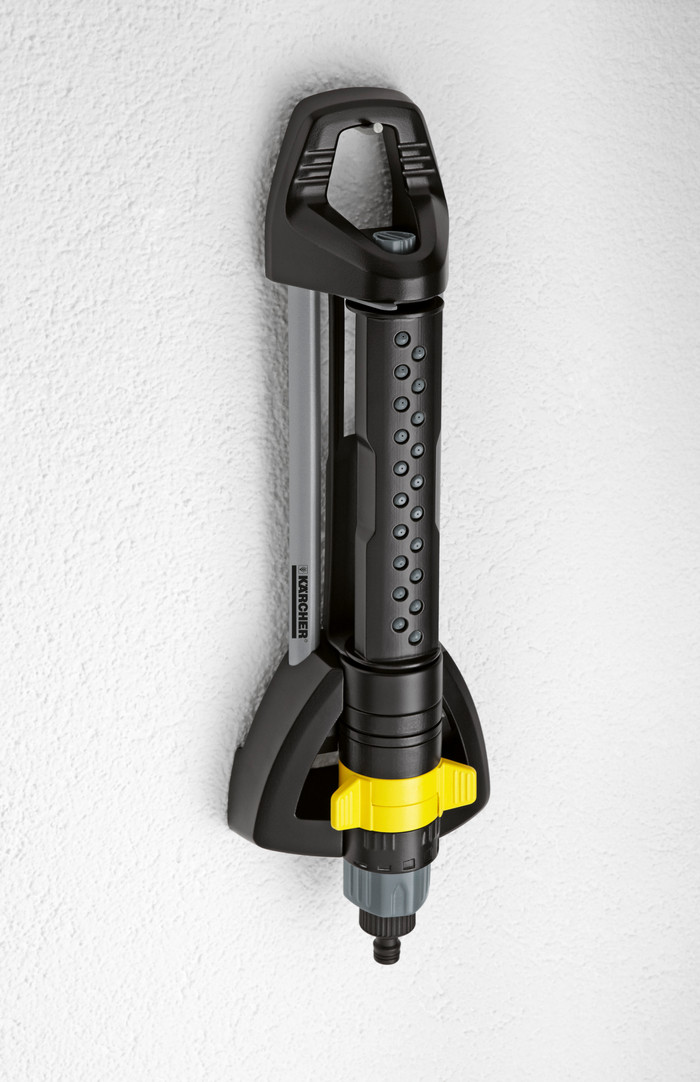 Kärcher Hose Reel HT 4.20 Set + Kärcher OS 5.320 S Oscillating Sprinkler product in use