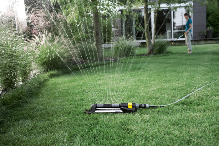 Kärcher Hose Reel HR 3.20 Set + Kärcher OS 5.320 SV Oscillating Sprinkler product in use