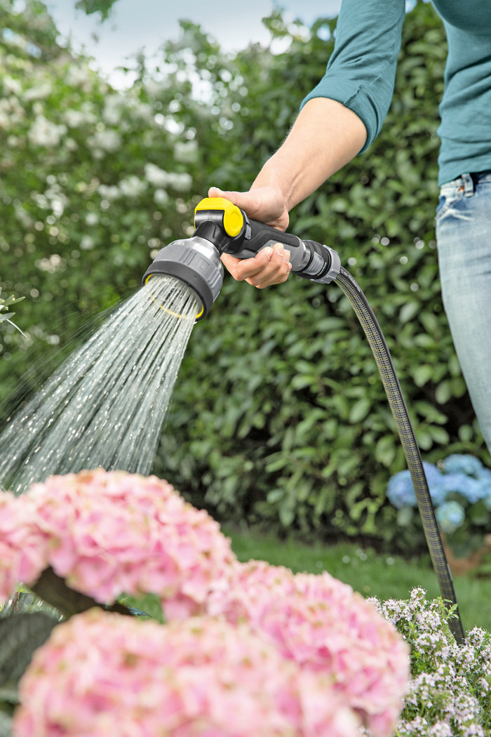 Karcher Slanghaspel HR 3.20 Set + Karcher Premium Multifunctioneel Spuitpistool product in gebruik