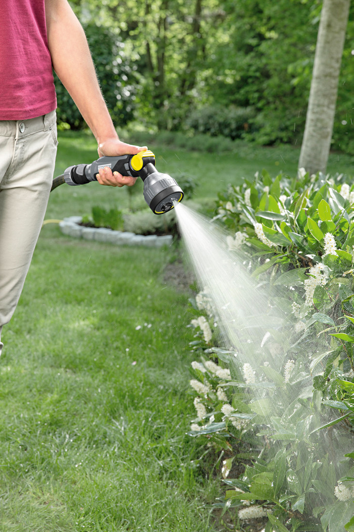 Karcher Slanghaspel HR 3.20 Set + Karcher Premium Multifunctioneel Spuitpistool product in gebruik