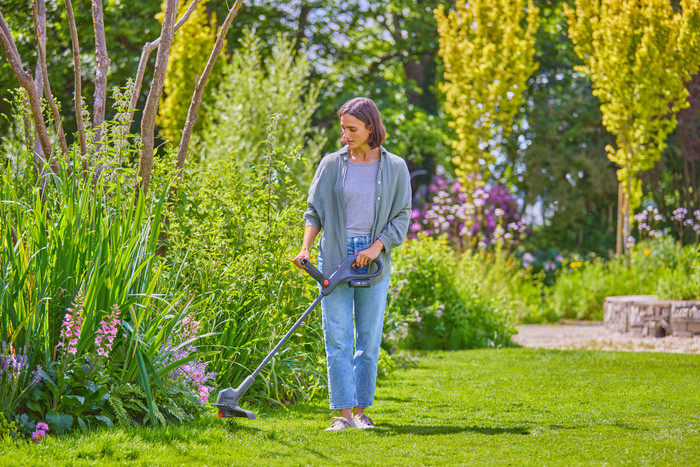 Gardena EasyTrim 25/18V P4A Solo (zonder accu) product in gebruik