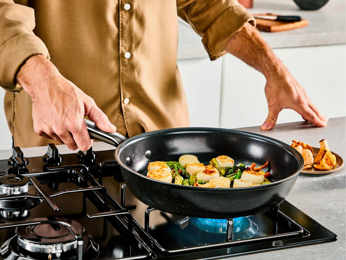 Tefal Experience Ceram Fusion Core inductie koekenpannenset 2-delig product in gebruik