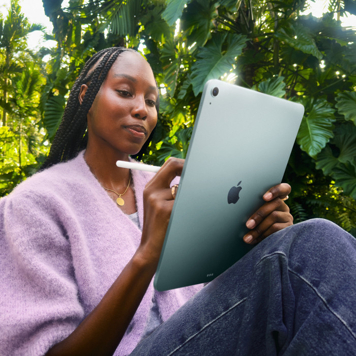 Apple iPad Air (2025) 13 inch 128GB Wifi + 5G Space Gray product in gebruik