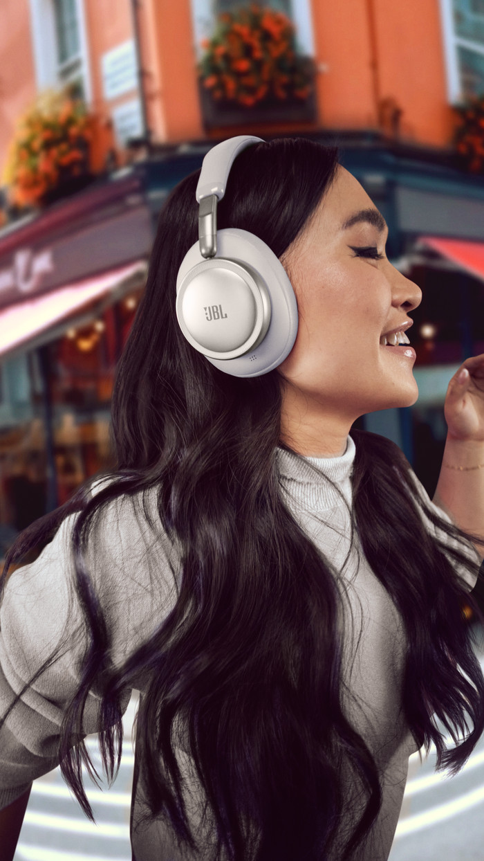 JBL Live 780NC Champagne product in gebruik