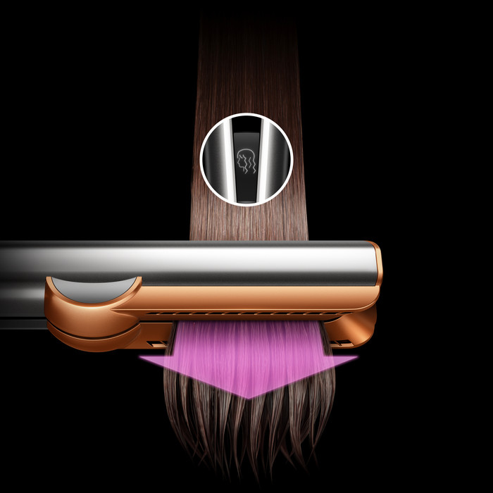 Dyson Airstrait Keramiek Roze/Rose Goud product in gebruik