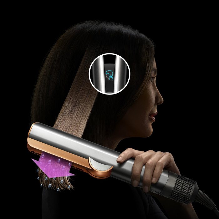 Dyson Airstrait Keramiek Roze/Rose Goud product in gebruik