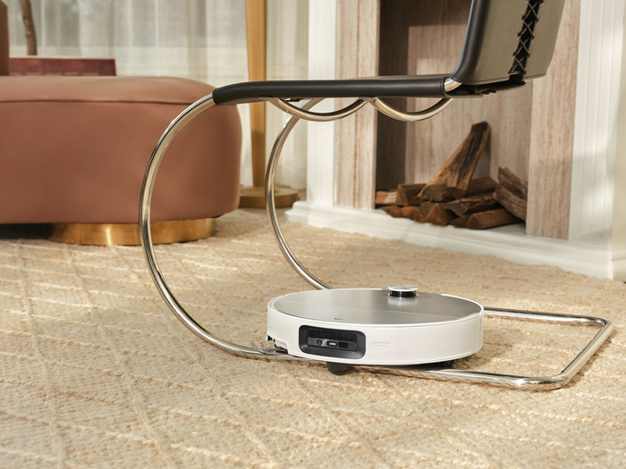 Roborock Saros 10 White product in use