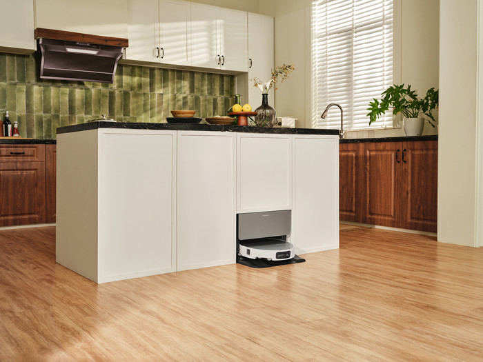 Roborock Saros 10 White product in use