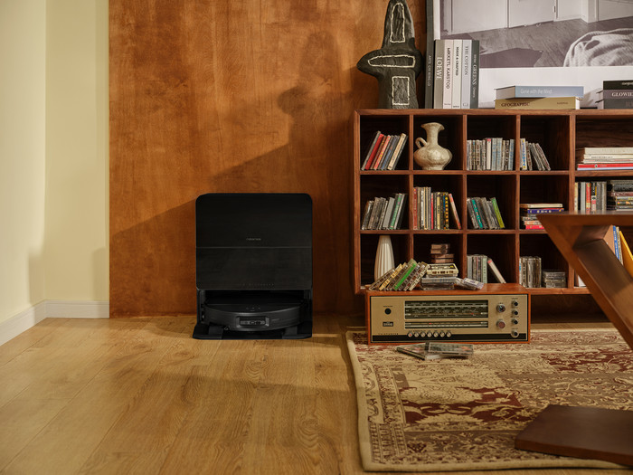 Roborock Saros 10 Black product in use