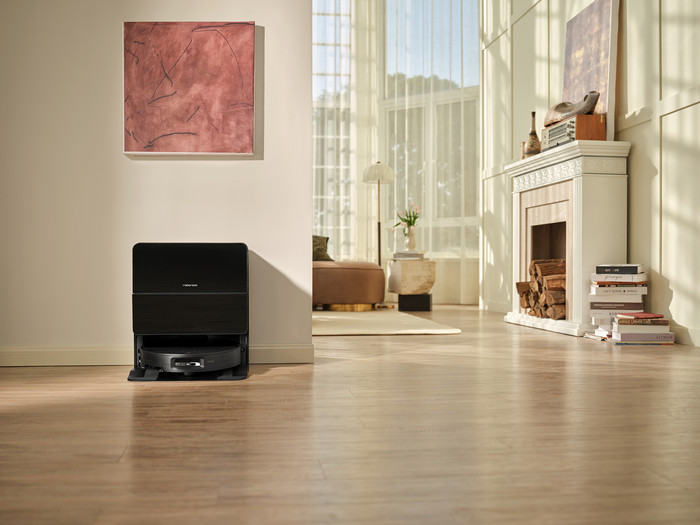 Roborock Saros 10 Black product in use