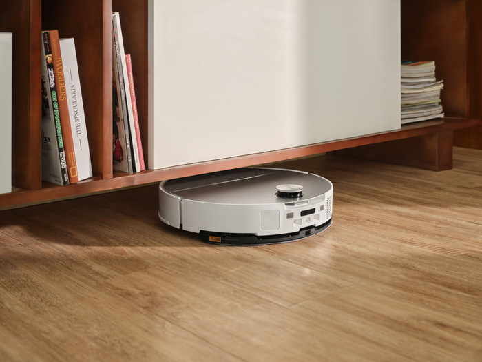 Roborock Saros 10 R&D White product in use