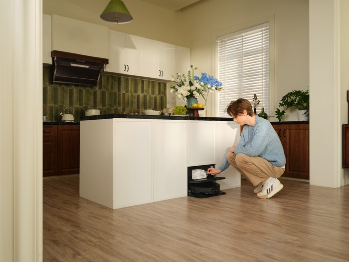 Roborock Saros 10 R&D Black product in use