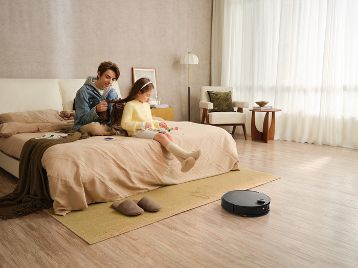 Roborock Saros 10 R&D Black product in use