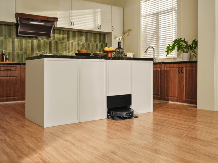 Roborock Saros 10 R&D Black product in use