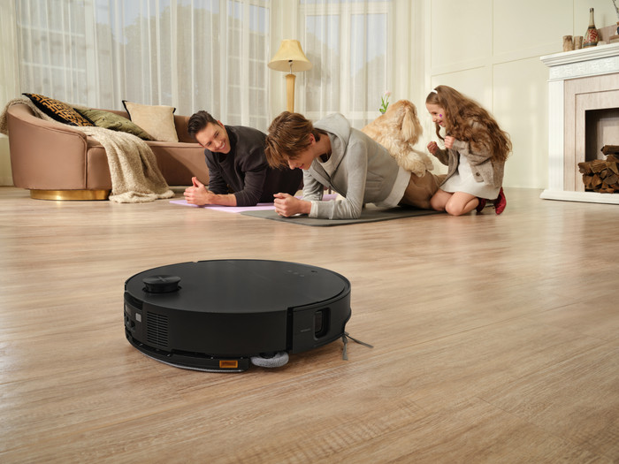 Roborock Saros 10 R&D Black product in use