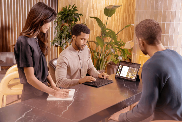 Microsoft Surface Pro Copilot+ PC Snapdragon X Plus / 16GB / 512GB Dune product in gebruik