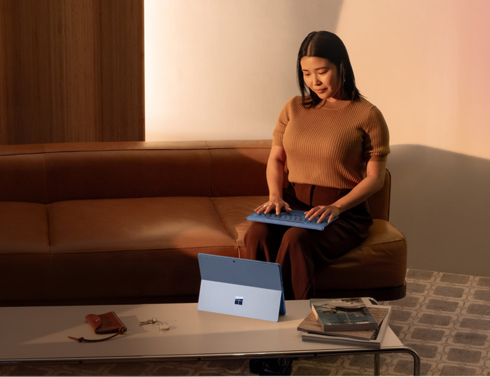 Microsoft Surface Pro Copilot+ PC Snapdragon X Plus / 16GB / 512GB Dune product in gebruik