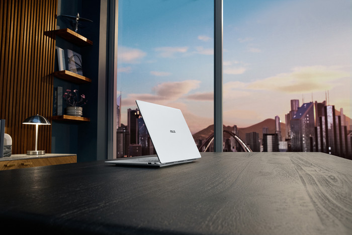 ASUS ExpertBook Ultra 14'' OLED Copilot+PC B9406CAA-TH0875X-S QWERTY product in gebruik