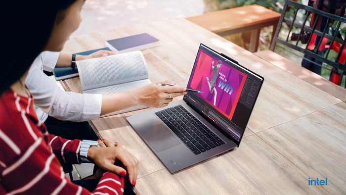 Lenovo ThinkPad X9-15 Gen 1 (Intel) Copilot+ PC - 21Q60075MH OLED QWERTY product in gebruik