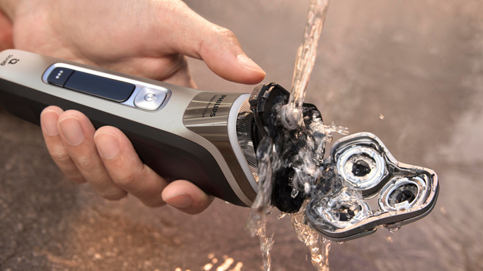 Philips Shaver i9000 Prestige XP9208/30 product in gebruik