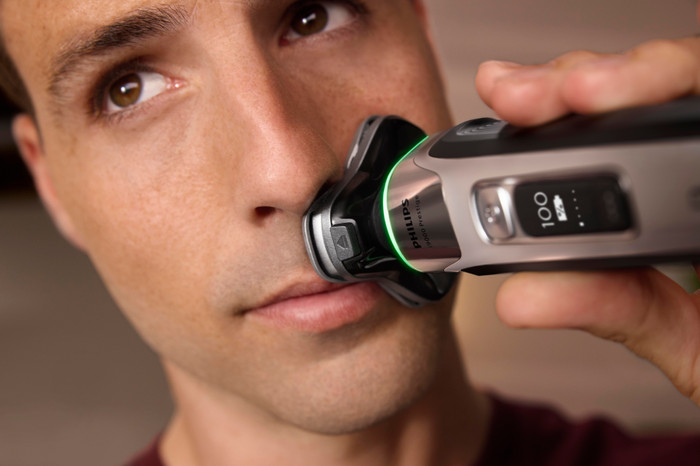 Philips Shaver i9000 Prestige XP9208/30 product in gebruik