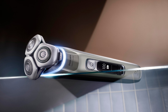 Philips Shaver i9000 Prestige XP9208/30 product in gebruik