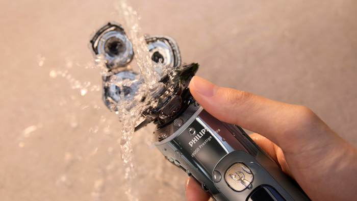 Philips Shaver i9000 Prestige Ultra XP9402/31 product in gebruik
