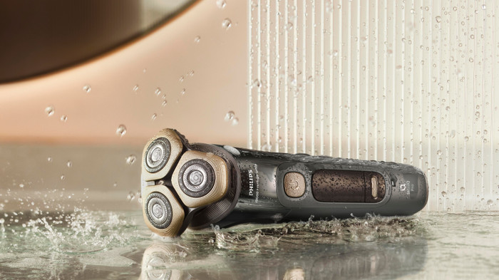 Philips Shaver i9000 Prestige Ultra XP9402/31 product in gebruik