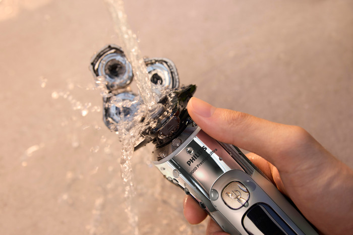 Philips Shaver i9000 Prestige Ultra XP9404/46 product in gebruik