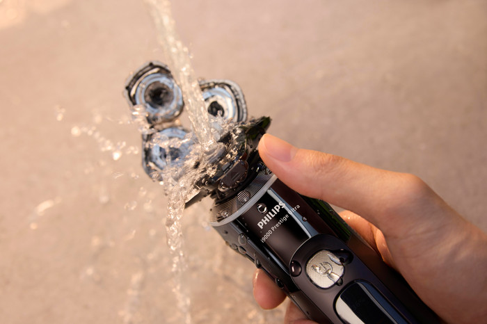 Philips Shaver i9000 Prestige Ultra XP9405/11 product in gebruik