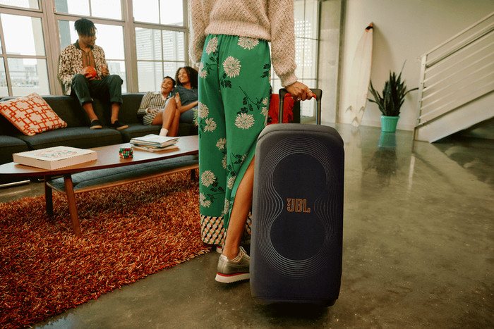 JBL PartyBox 320 Cover product in use