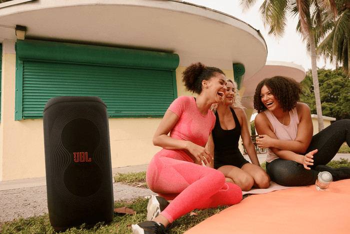 JBL PartyBox 320 Cover product in use