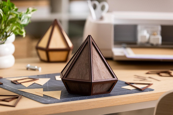 Cricut Houtfineer 30,5 x 30,5 cm Walnoot product in gebruik