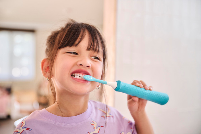 Philips Sonicare For Kids 7+ HX6042/90 (2 Stück) produkt in gebrauch