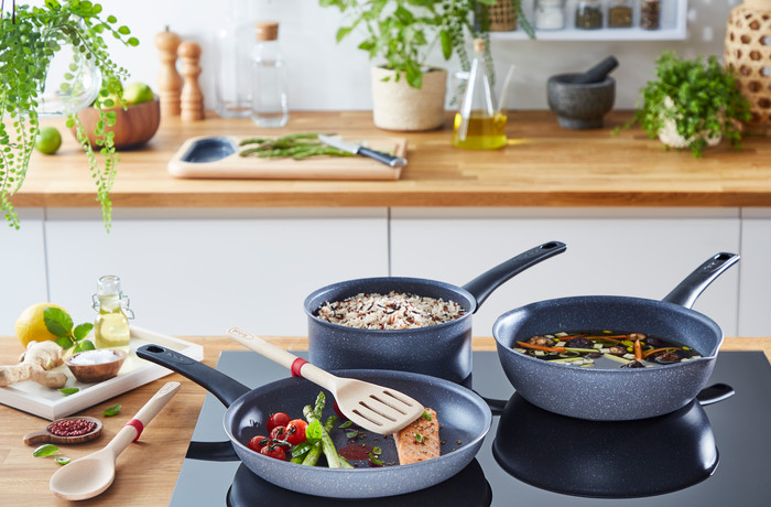 Tefal Healthy Chef Wok 28cm product in use