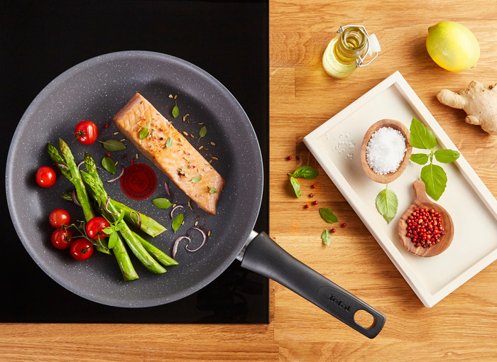 Tefal Healthy Chef High-sided Skillet 24cm + Lid product in use