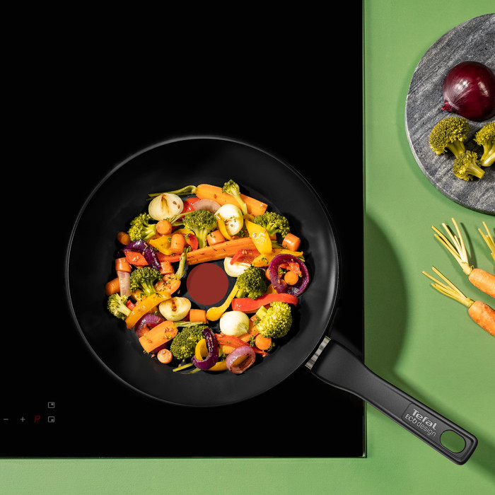 Tefal Renew Black Keramische Wokpan 28 cm product in gebruik