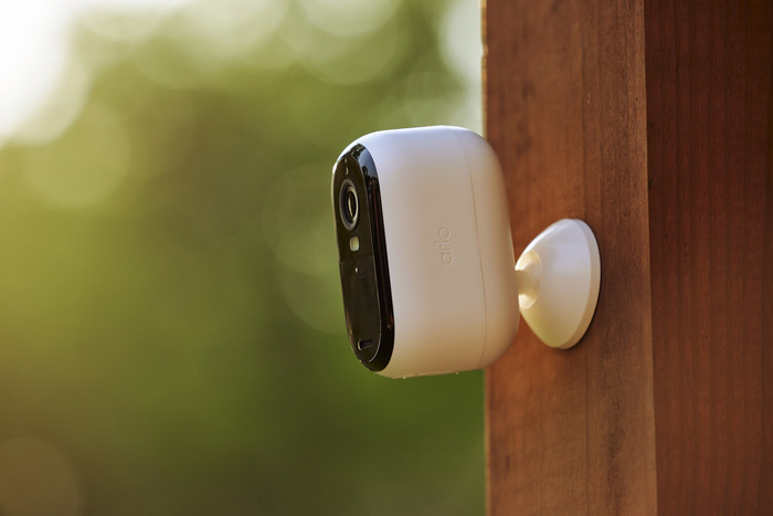 Arlo Essential 2K Outdoor Camera + Essential 2K Indoor Camera product in gebruik