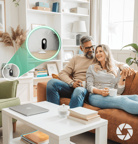 Arlo Essential 2K Outdoor Camera + Essential 2K Indoor Camera product in gebruik
