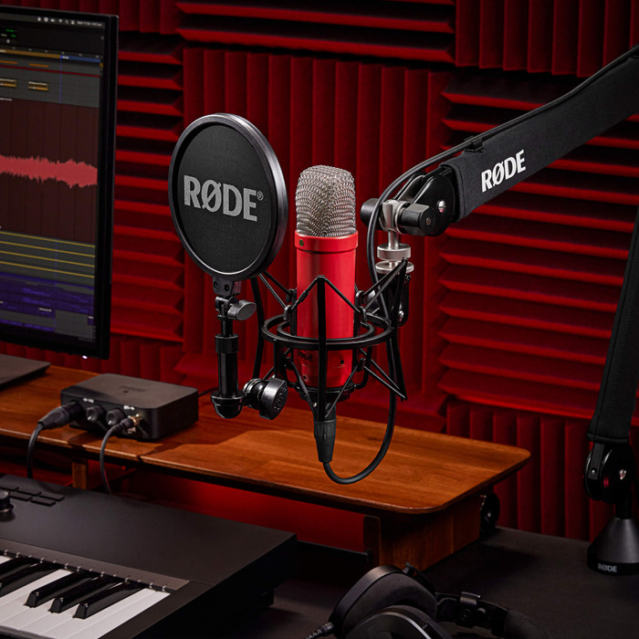RODE NT1 Signature series Rood product in gebruik