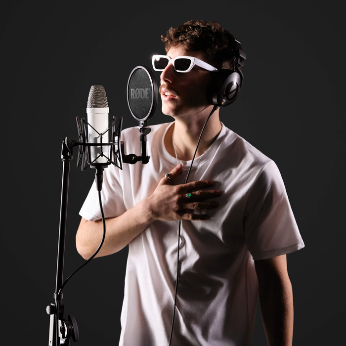 RØDE NT1 Signature Series White product in use