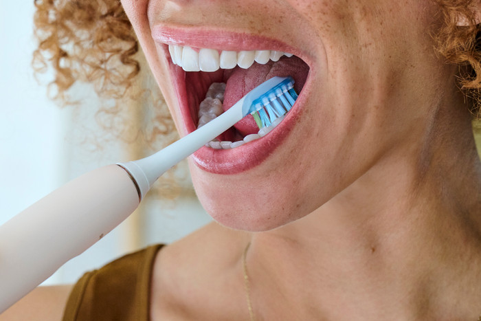 Philips Sonicare Premium Plaque Defense HX9044/87 White (4 units) product in use