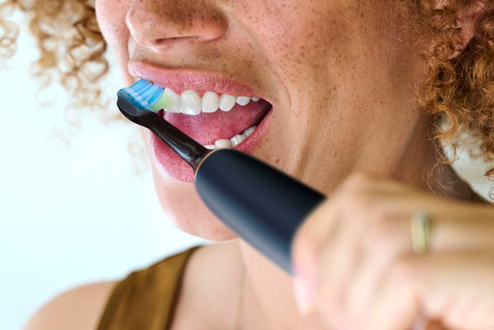 Philips Sonicare Premium Plaque Defense HX9042/88 Zwart (2 stuks) product in gebruik