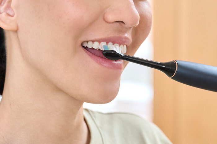 Philips Sonicare Optimal White HX6062/88 Schwarz (2 Stück) produkt in gebrauch