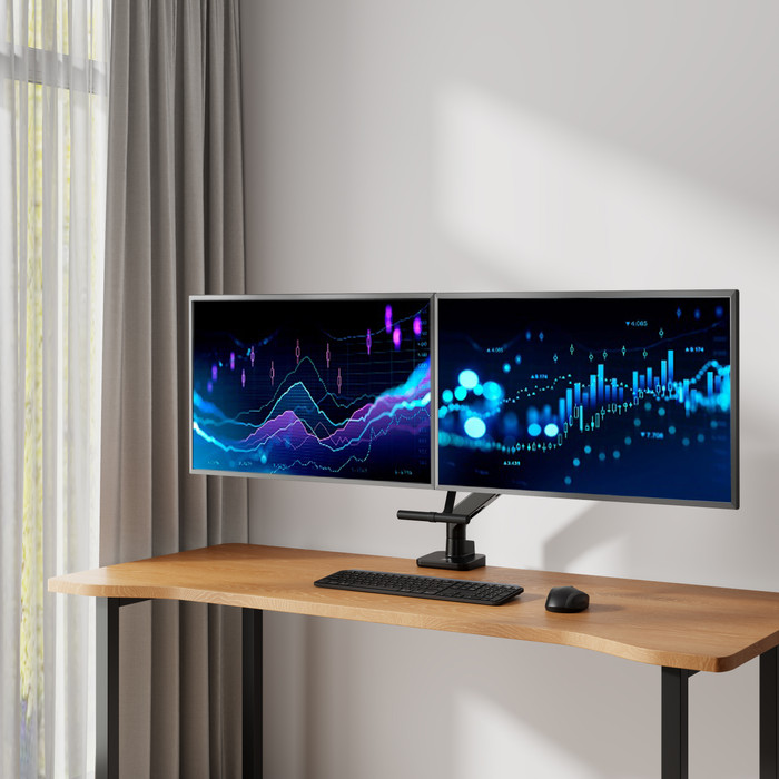 ACT AC8344 Monitorarm 32 inch met gasveer en crossbar voor 2 monitoren product in gebruik