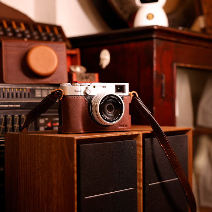 SmallRig 4558 Leather Case Kit voor Fujifilm X100VI product in gebruik