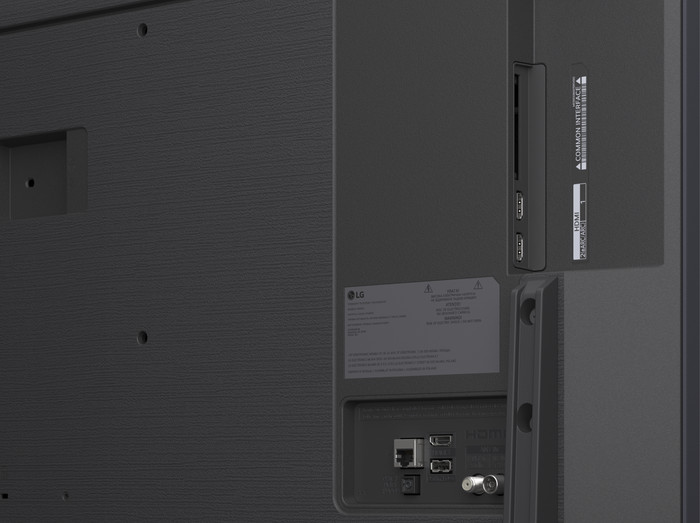 LG 43" QNED82 4K (2025) + Sonos Ray Zwart detail