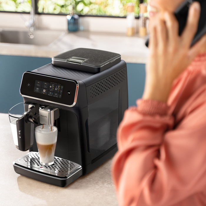 Philips 2300 EP2331/10 LatteGo product in use