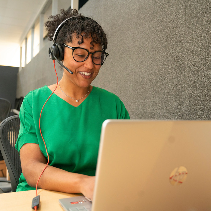 Poly Blackwire 8225 MS Bedrade Office Headset product in gebruik