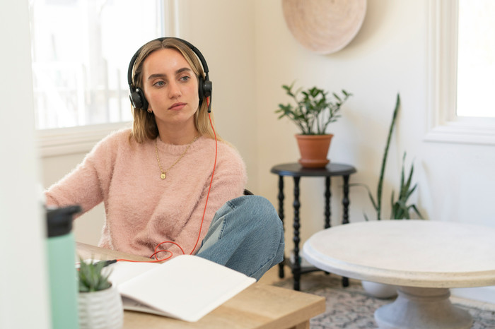 Poly Blackwire 8225 MS Bedrade Office Headset product in gebruik